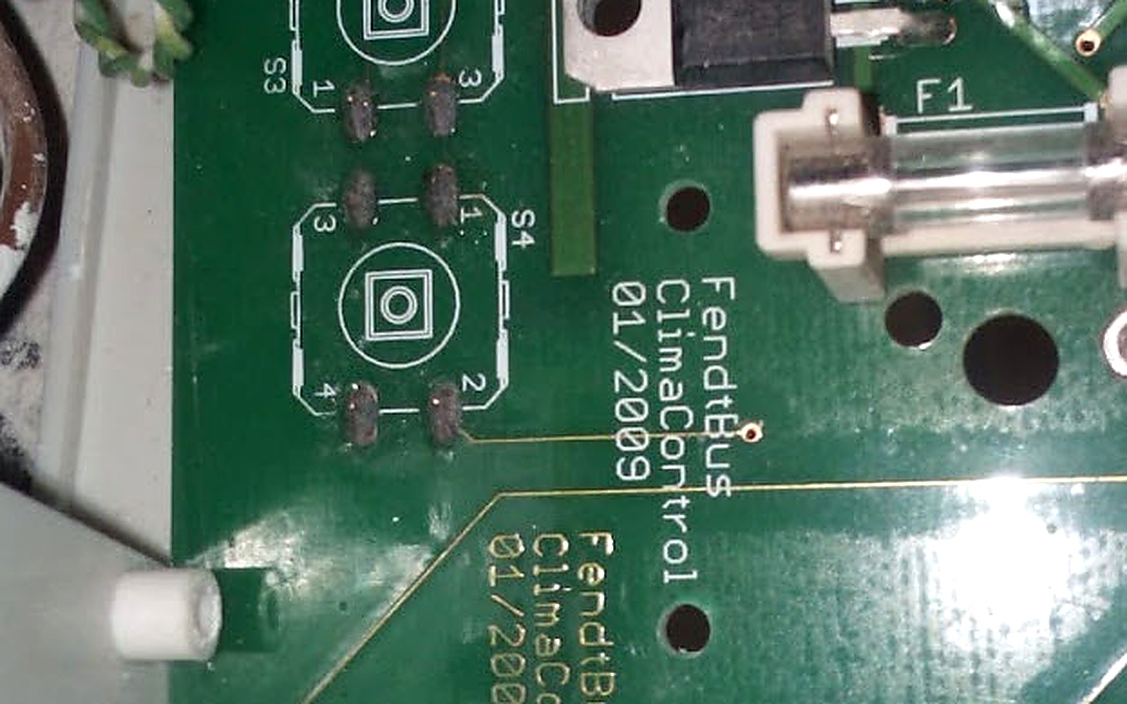 Platine FendtBus ClimaControl mit Beschriftung und elektronischen Bauteilen.