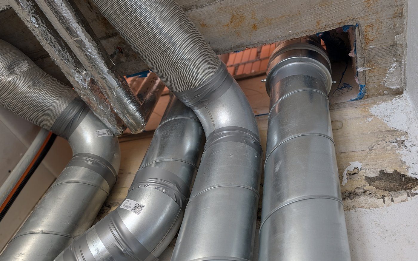 Installation von Lüftungsrohren und Haustechnik in einem Gebäude.