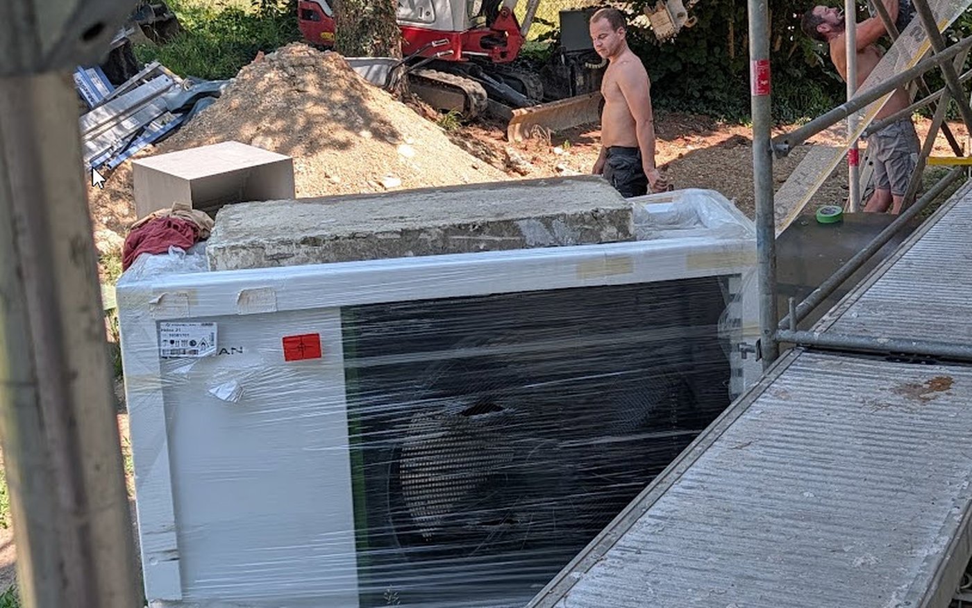 Einbau einer Wärmepumpe bzw. Klimaanlage auf einer Baustelle.