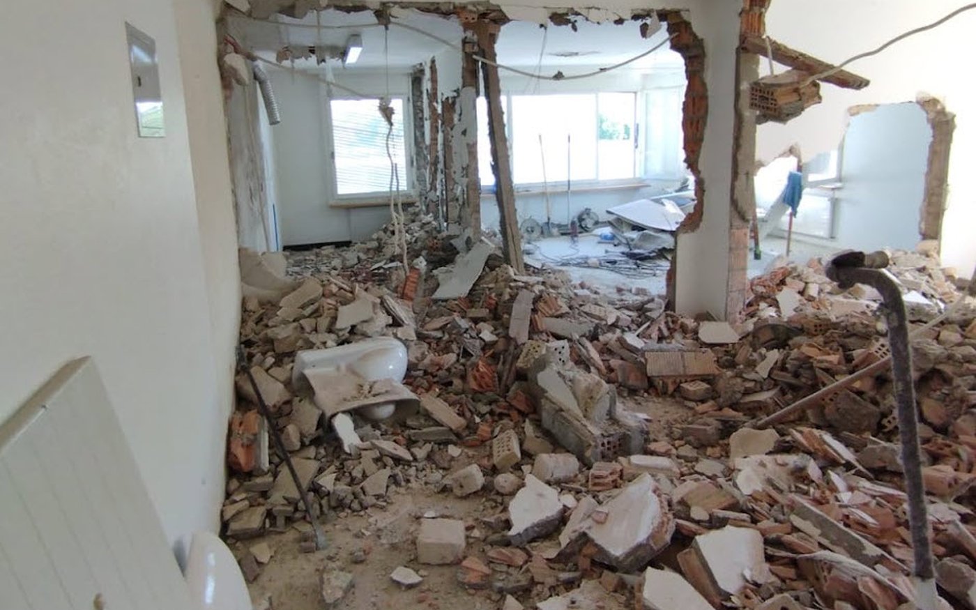 Sanierungsarbeiten in einem Gebäude mit freigelegter Bausubstanz.