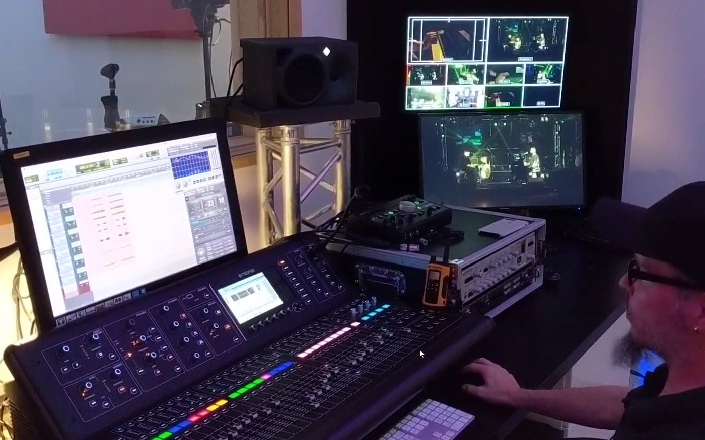 Mischpult und Technik in einem professionellen Tonstudio.